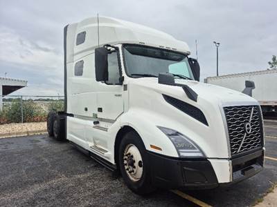 Volvo VNL64760 Sleeper Semi Truck - 70" Integral Sleeper, 455HP, 12 Speed Automatic