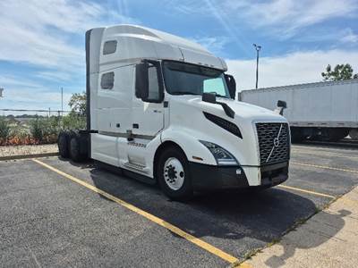 Volvo VNL64760 Sleeper Semi Truck - 70" Integral Sleeper, 455HP, 12 Speed Automatic