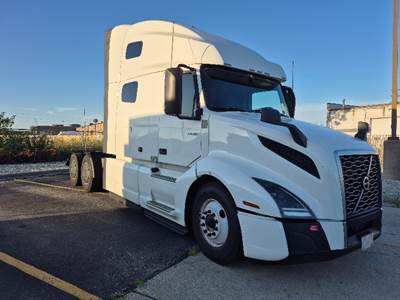 Volvo VNL64760 Sleeper Semi Truck - 70" Integral Sleeper, 455HP, 12 Speed Automatic