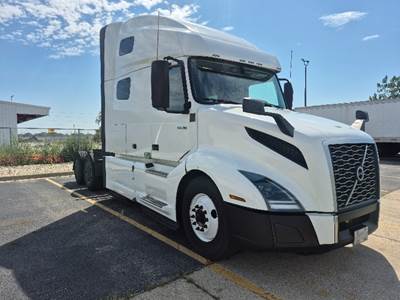 Volvo VNL64760 Sleeper Semi Truck - 70" Integral Sleeper, 455HP, 12 Speed Automatic