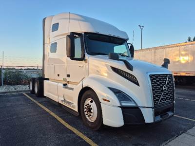 Volvo VNL64760 Sleeper Semi Truck - 70" Integral Sleeper, 455HP, 12 Speed Automatic