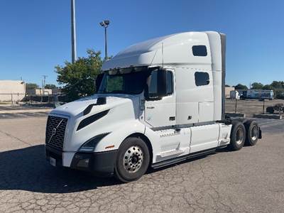 Volvo VNL64760 Sleeper Semi Truck - 70" Integral Sleeper, 425HP, 12 Speed Automatic