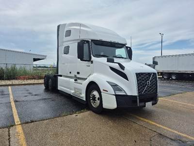 Volvo VNL64760 Sleeper Semi Truck - 70" Integral Sleeper, 455HP, 12 Speed Automatic