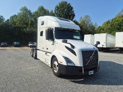 Volvo VNL64760 Sleeper Semi Truck - 70" Integral Sleeper, 455HP, 12 Speed Automatic