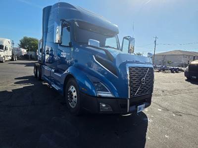 Volvo VNL64760 Sleeper Semi Truck - 70" Integral Sleeper, 455HP, 12 Speed Automatic