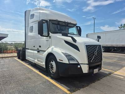 Volvo VNL64760 Sleeper Semi Truck - 70" Integral Sleeper, 455HP, 12 Speed Automatic