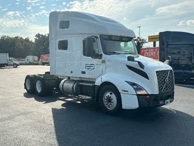 Volvo VNL64760 Sleeper Semi Truck - 70" Integral Sleeper, 455HP, 12 Speed Automatic