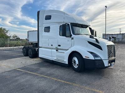 Volvo VNL64760 Sleeper Semi Truck - 70" Integral Sleeper, 455HP, 12 Speed Automatic