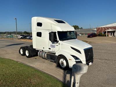 Volvo VNL64760 Sleeper Semi Truck - 70" Integral Sleeper, 455HP, 12 Speed Automatic