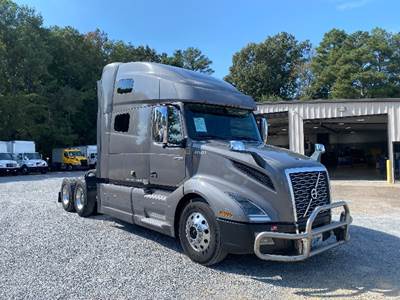 Volvo VNL64760 Sleeper Semi Truck - 70" Integral Sleeper, 455HP, 12 Speed Automatic