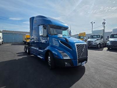 Volvo VNL64760 Sleeper Semi Truck - 70" Integral Sleeper, 455HP, 12 Speed Automatic