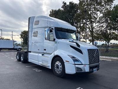 Volvo VNL64760 Sleeper Semi Truck - 70" Integral Sleeper, 455HP, 12 Speed Automatic