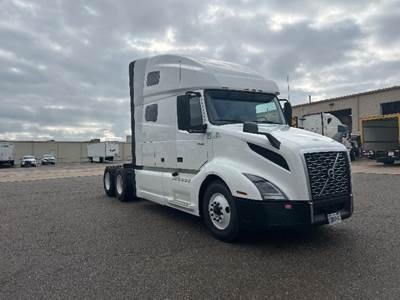 Volvo VNL64760 Sleeper Semi Truck - 70" Integral Sleeper, 455HP, 12 Speed Automatic