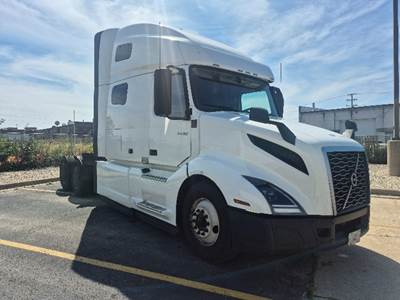 Volvo VNL64760 Sleeper Semi Truck - 70" Integral Sleeper, 455HP, 12 Speed Automatic