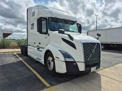 Volvo VNL64760 Sleeper Semi Truck - 70" Integral Sleeper, 455HP, 12 Speed Automatic