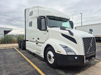 Volvo VNL64760 Sleeper Semi Truck - 70" Integral Sleeper, 455HP, 12 Speed Automatic