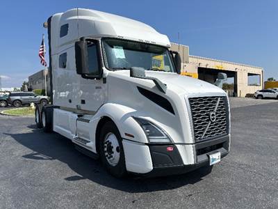 Volvo VNL64760 Sleeper Semi Truck - 70" Integral Sleeper, 455HP, 12 Speed Automatic