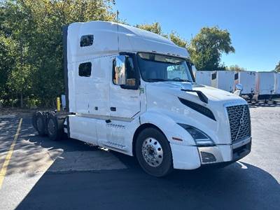 Volvo VNL64760 Sleeper Semi Truck - 70" Integral Sleeper, 455HP, 12 Speed Automatic