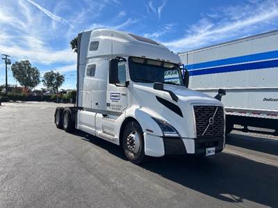 Volvo VNL64760 Sleeper Semi Truck - 70" Integral Sleeper, 455HP, 12 Speed Automatic