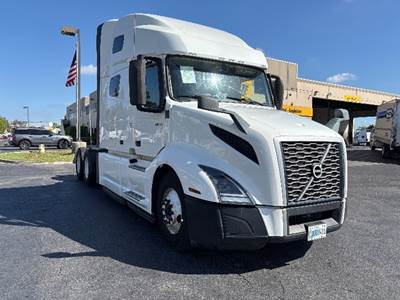Volvo VNL64760 Sleeper Semi Truck - 70" Integral Sleeper, 455HP, 12 Speed Automatic