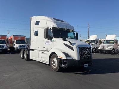 Volvo VNL64760 Sleeper Semi Truck - 70" Integral Sleeper, 455HP, 12 Speed Automatic