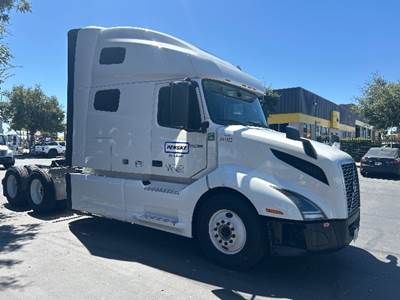Volvo VNL64760 Sleeper Semi Truck - 70" Integral Sleeper, 455HP, 12 Speed Automatic