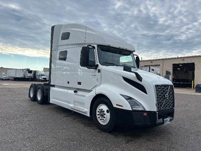 Volvo VNL64760 Sleeper Semi Truck - 70" Integral Sleeper, 455HP, 12 Speed Automatic