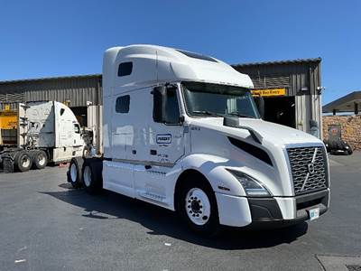 Volvo VNL64760 Sleeper Semi Truck - 70" Integral Sleeper, 455HP, 12 Speed Automatic