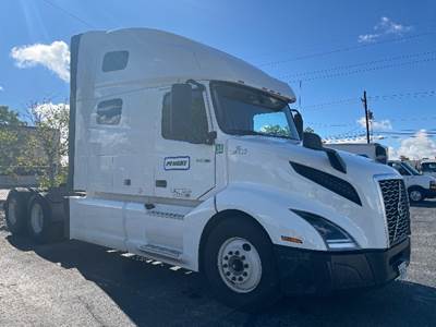 Volvo VNL64760 Sleeper Semi Truck - 70" Integral Sleeper, 455HP, 12 Speed Automatic