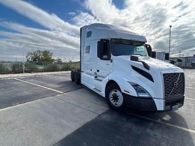 Volvo VNL64760 Sleeper Semi Truck - 70" Integral Sleeper, 455HP, 12 Speed Automatic