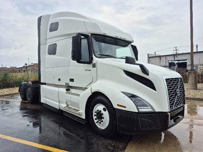 Volvo VNL64760 Sleeper Semi Truck - 70" Integral Sleeper, 455HP, 12 Speed Automatic