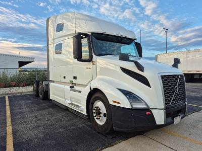Volvo VNL64760 Sleeper Semi Truck - 70" Integral Sleeper, 455HP, 12 Speed Automatic