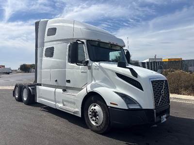 Volvo VNL64760 Sleeper Semi Truck - 70" Integral Sleeper, 455HP, 12 Speed Automatic