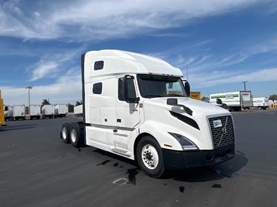 Volvo VNL64760 Sleeper Semi Truck - 70" Integral Sleeper, 455HP, 12 Speed Automatic