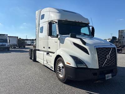Volvo VNL64760 Sleeper Semi Truck - 70" Integral Sleeper, 455HP, 12 Speed Automatic