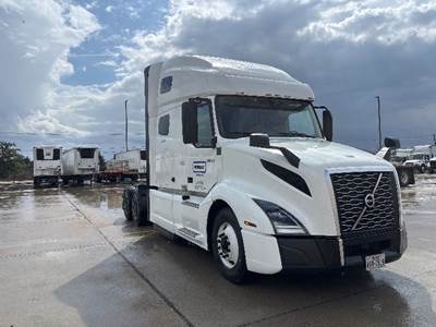 Volvo VNL64760 Sleeper Semi Truck - 70" Integral Sleeper, 455HP, 12 Speed Automatic