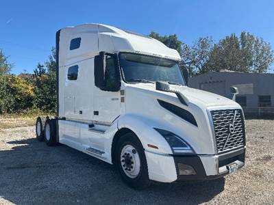 Volvo VNL64760 Sleeper Semi Truck - 70" Integral Sleeper, 455HP, 12 Speed Automatic