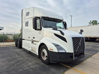 Volvo VNL64760 Sleeper Semi Truck - 70" Integral Sleeper, 455HP, 12 Speed Automatic