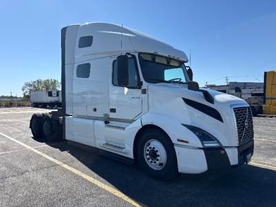 Volvo VNL64760 Sleeper Semi Truck - 70" Integral Sleeper, 455HP, 12 Speed Automatic