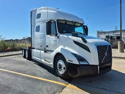 Volvo VNL64760 Sleeper Semi Truck - 70" Integral Sleeper, 455HP, 12 Speed Automatic