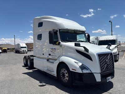 Volvo VNL64760 Sleeper Semi Truck - 70" Integral Sleeper, 455HP, 12 Speed Automatic
