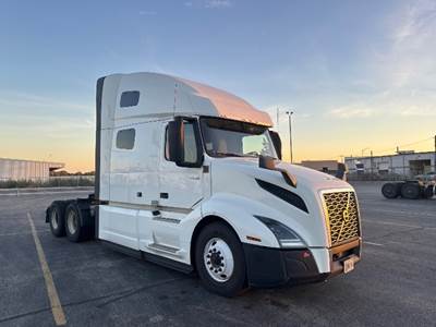 Volvo VNL64760 Sleeper Semi Truck - 70" Integral Sleeper, 455HP, 12 Speed Automatic