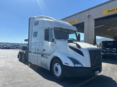Volvo VNL64760 Sleeper Semi Truck - 70" Integral Sleeper, 455HP, 12 Speed Automatic