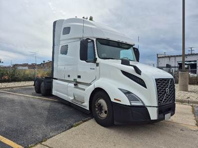 Volvo VNL64760 Sleeper Semi Truck - 70" Integral Sleeper, 455HP, 12 Speed Automatic