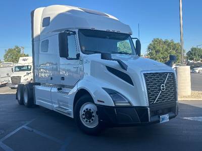 Volvo VNL64760 Sleeper Semi Truck - 70" Integral Sleeper, 455HP, 12 Speed Automatic