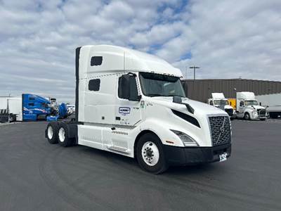 Volvo VNL64760 Sleeper Semi Truck - 70" Integral Sleeper, 455HP, 12 Speed Automatic