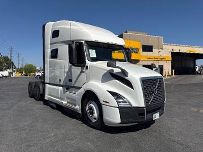 Volvo VNL64760 Sleeper Semi Truck - 70" Integral Sleeper, 455HP, 12 Speed Automatic