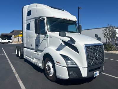 Volvo VNL64760 Sleeper Semi Truck - 70" Integral Sleeper, 455HP, 12 Speed Automatic