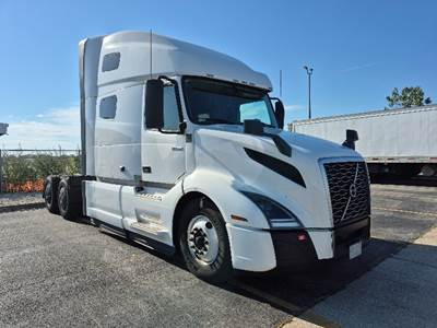 Volvo VNL64760 Sleeper Semi Truck - 70" Integral Sleeper, 455HP, 12 Speed Automatic