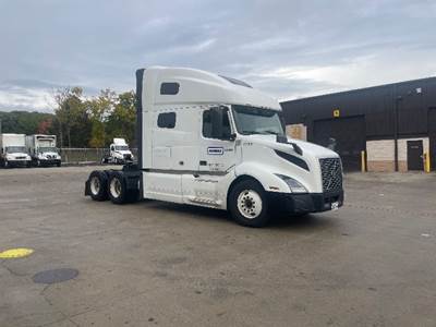 Volvo VNL64760 Sleeper Semi Truck - 70" Integral Sleeper, 455HP, 12 Speed Automatic